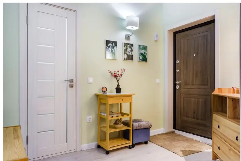 15 Innovative Solutions for Decorating Small Hallways