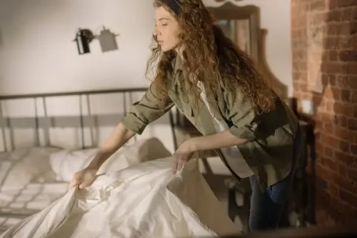 Sfaturi pentru întreținerea huselor de pat