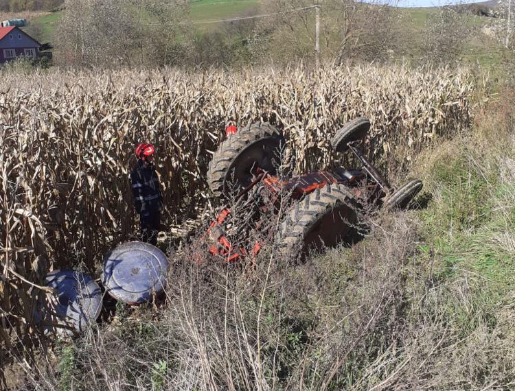 Un tânăr de aproximativ 20 de ani și-a pierdut viața, după ce a fost prins sub un tractor, în localitatea clujeană Năsal