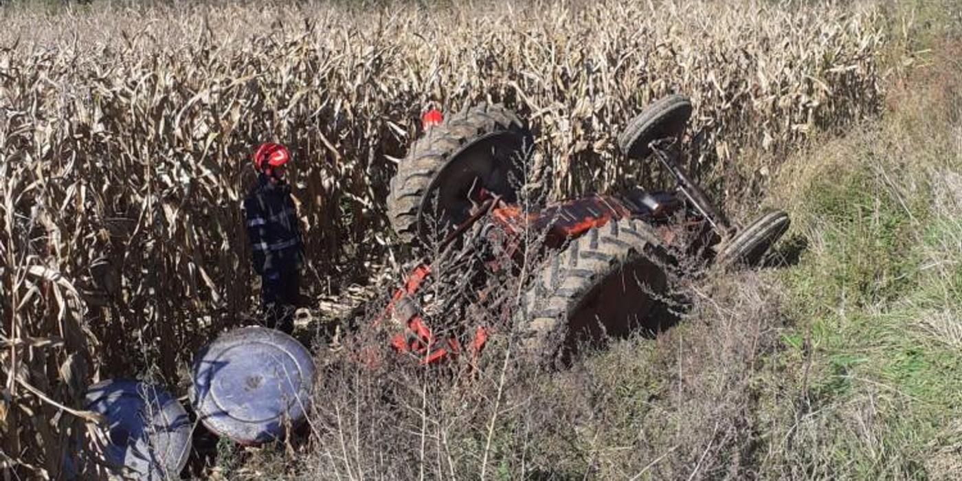 Un tânăr de aproximativ 20 de ani și-a pierdut viața, după ce a fost prins sub un tractor, în localitatea clujeană Năsal