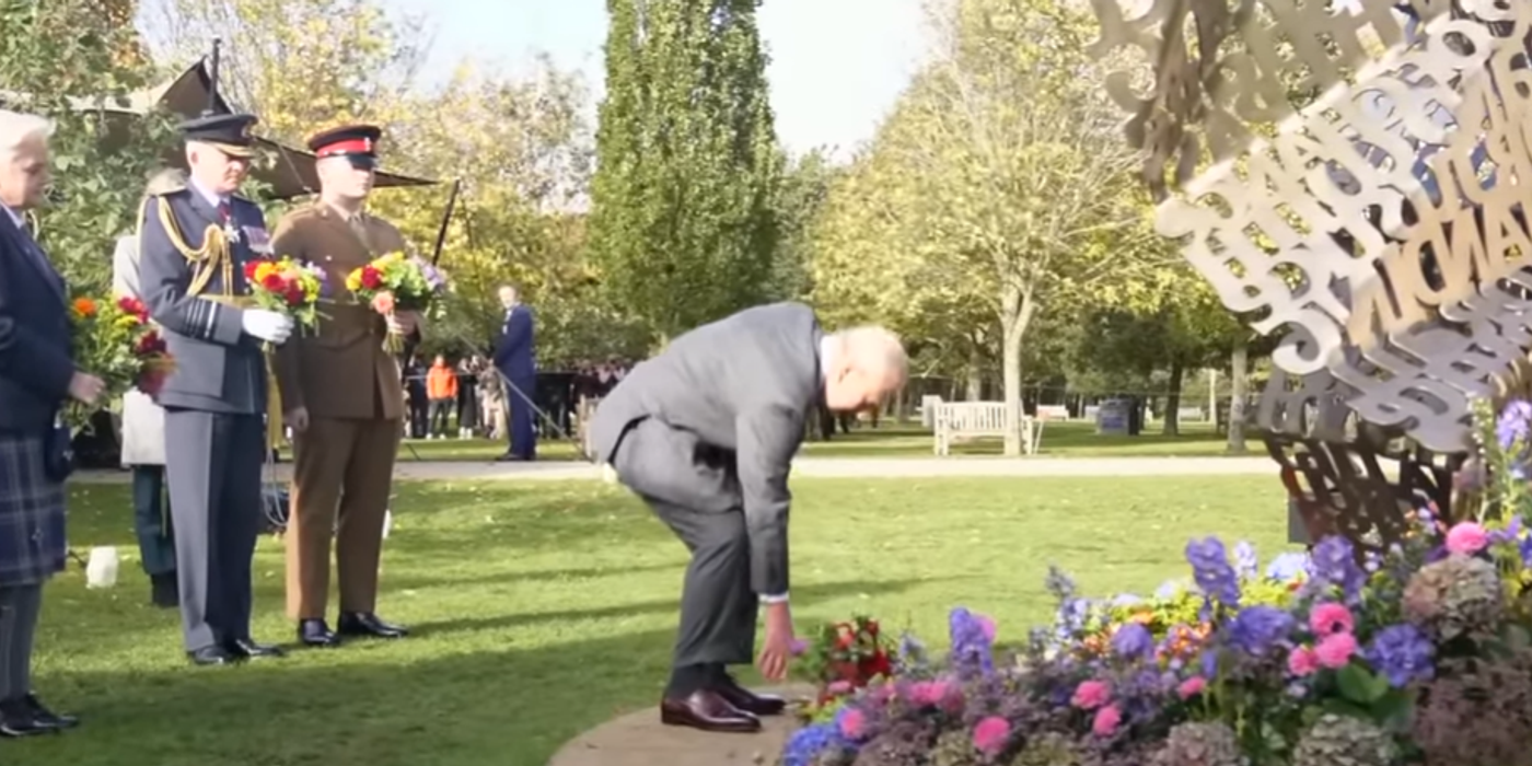 VIDEO Regele Charles a depus flori la primul memorial pentru militarii LGBT din Marea Britanie. Structura a costat 350.000 de lire sterline și a fost finanțată de stat