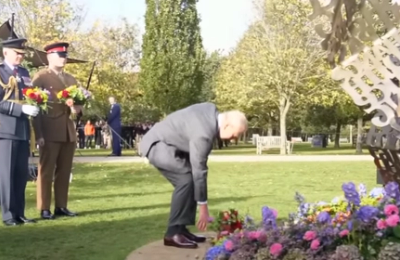 VIDEO Regele Charles a depus flori la primul memorial pentru militarii LGBT din Marea Britanie. Structura a costat 350.000 de lire sterline și a fost finanțată de stat