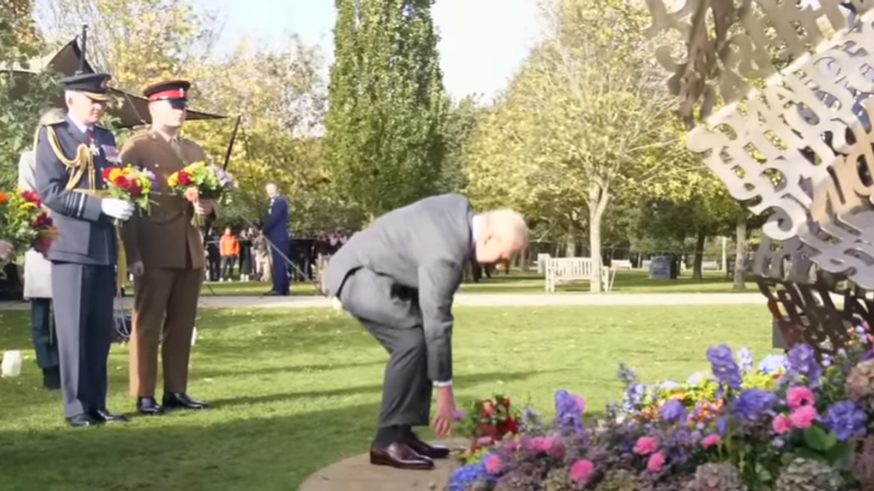 VIDEO Regele Charles a depus flori la primul memorial pentru militarii LGBT din Marea Britanie. Structura a costat 350.000 de lire sterline și a fost finanțată de stat