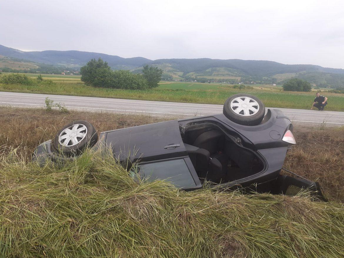 O femeie ajuns duminică seara la spital, după ce s-a răsturnat cu mașina în localitatea Câțcău
