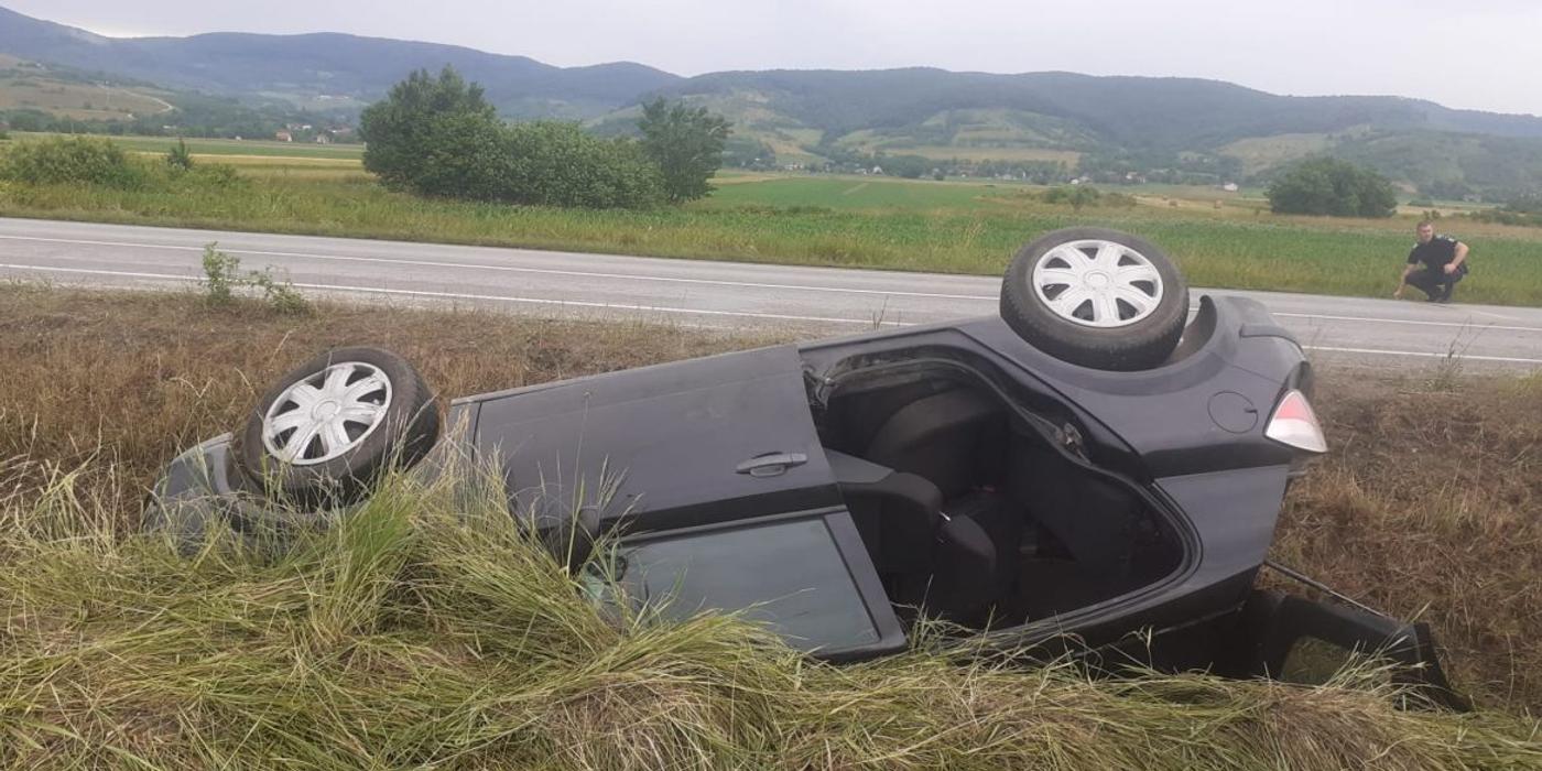 O femeie ajuns duminică seara la spital, după ce s-a răsturnat cu mașina în localitatea Câțcău