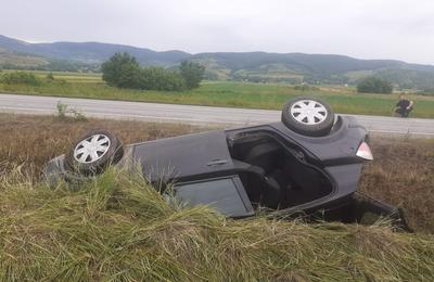 O femeie ajuns duminică seara la spital, după ce s-a răsturnat cu mașina în localitatea Câțcău