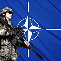 Prima țară NATO care va cumpăra arme de la americani, pentru a le livra în Ucraina