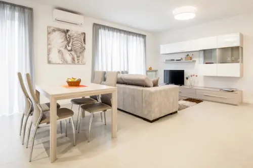 Decor modern si primitor pentru un apartament luminos cu 2 camere