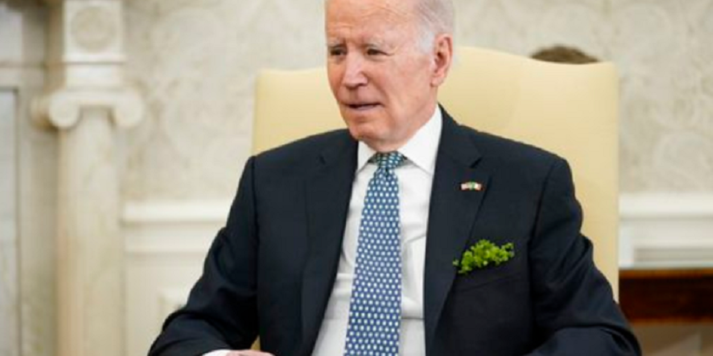 Joe Biden cere Congresului ”să acţioneze pentru a-i sancţiona mai dur” pe conducătorii băncilor prost gestionate. El vrea va FDIC să recupereze remuneraţiile bancherilor vinovaţi, să-i amendeze şi să le interzică să mai profeseze