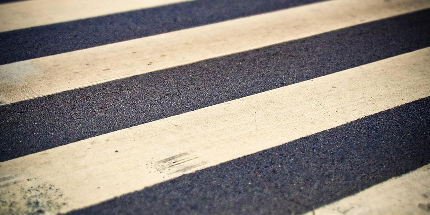 Accident pe o trecere de pietoni din Dej. O șoferiță aflată sub influența substanțelor interzise a lovit un pieton beat