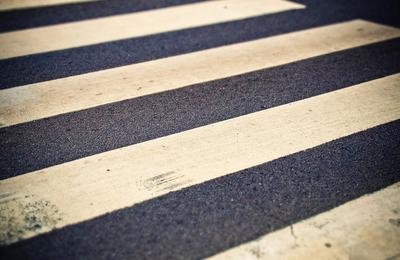 Accident pe o trecere de pietoni din Dej. O șoferiță aflată sub influența substanțelor interzise a lovit un pieton beat