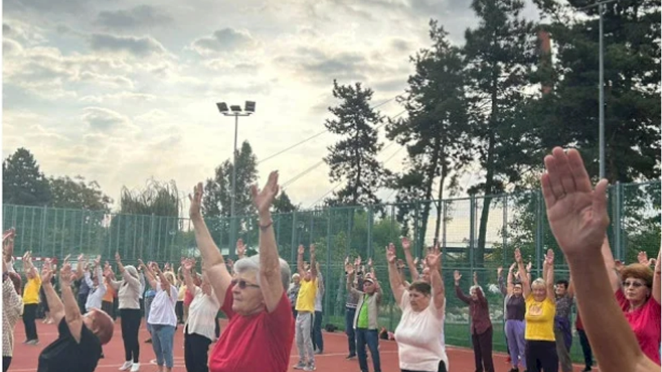 Seniorii din Sectorul 6, invitați la mișcare în aer liber! Programul „Mișcare pentru sănătate” începe din 6 mai.