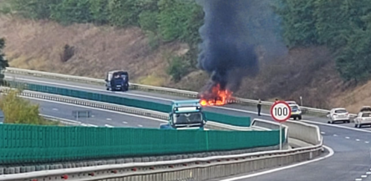O mașină a luat foc, miercuri dimineață, pe Autostrada Transilvania