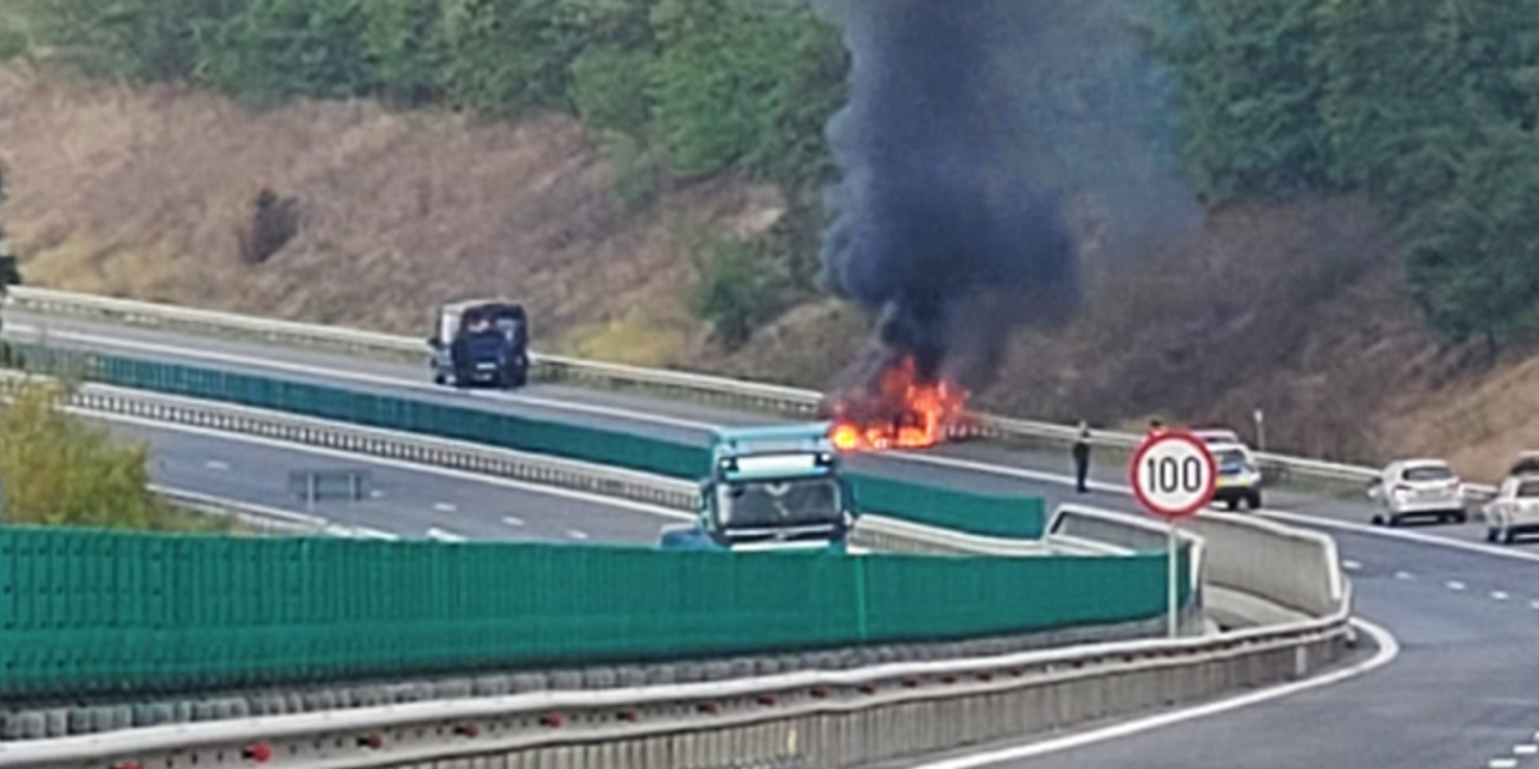 O mașină a luat foc, miercuri dimineață, pe Autostrada Transilvania