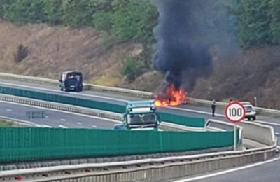 O mașină a luat foc, miercuri dimineață, pe Autostrada Transilvania