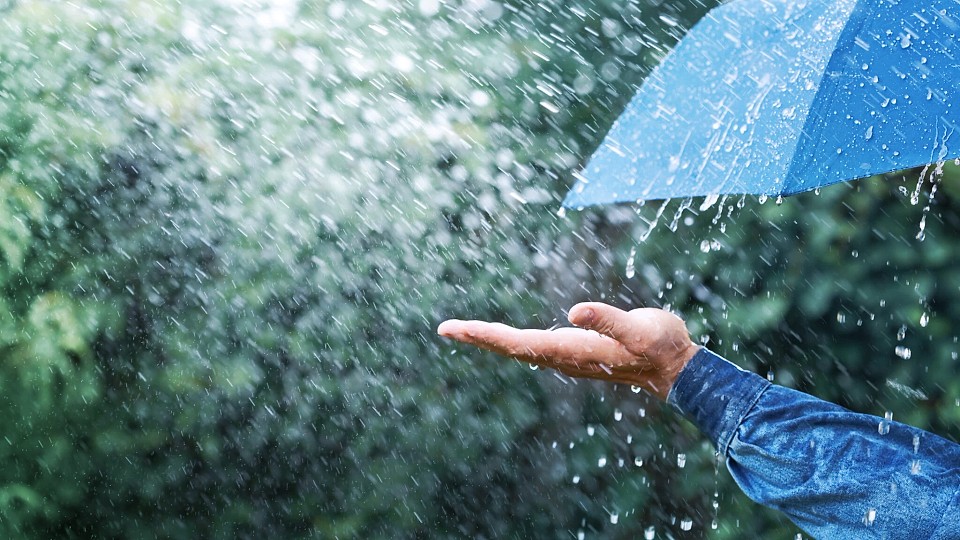Prognoza meteo, 3 aprilie. Vreme schimbătoare în România. Averse, grindină și ninsori la altitudini mari