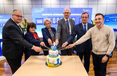 Record la Aeroportul Internațional Cluj: Pasagerul cu numărul 1.000.000, celebrat cu 16 zile mai devreme față de anul trecut