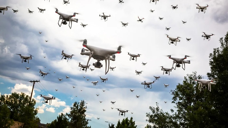 Soluție inovatoare pentru a sparge apărarea Rusiei. „Imaginați-vă 40.000 de drone care atacă simultan“
