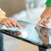 Cum ajută ecranele tactile în spații cu flux mare de clienți