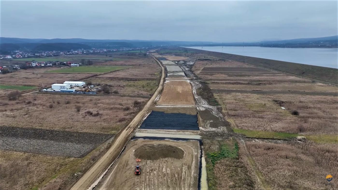 Ministrul Transporturilor afirmă că firmele care lucrează la autostrada A7 se lovesc de probleme legate de stabilirea locurilor cu destinaţie de gropi de împrumut. El cere explicaţii firmelor care au făcut proiecte tehnice