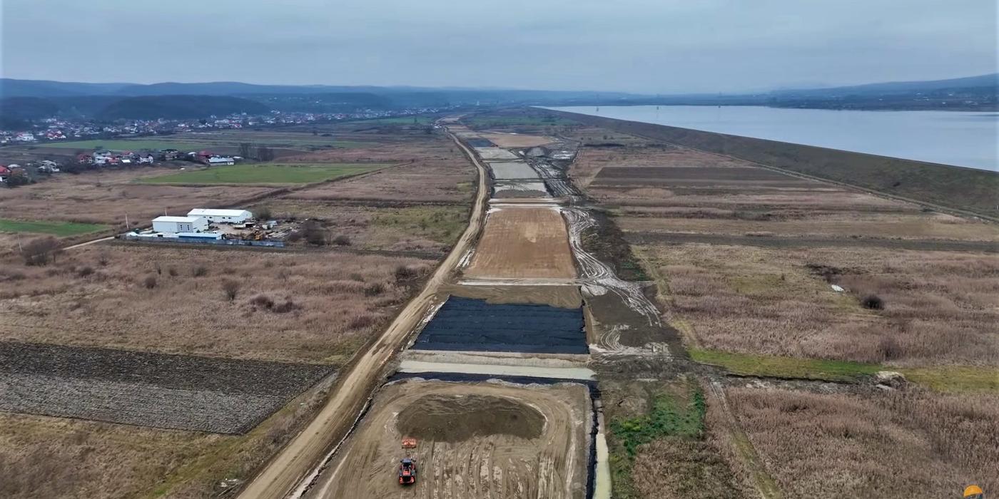 Ministrul Transporturilor afirmă că firmele care lucrează la autostrada A7 se lovesc de probleme legate de stabilirea locurilor cu destinaţie de gropi de împrumut. El cere explicaţii firmelor care au făcut proiecte tehnice