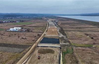 Ministrul Transporturilor afirmă că firmele care lucrează la autostrada A7 se lovesc de probleme legate de stabilirea locurilor cu destinaţie de gropi de împrumut. El cere explicaţii firmelor care au făcut proiecte tehnice