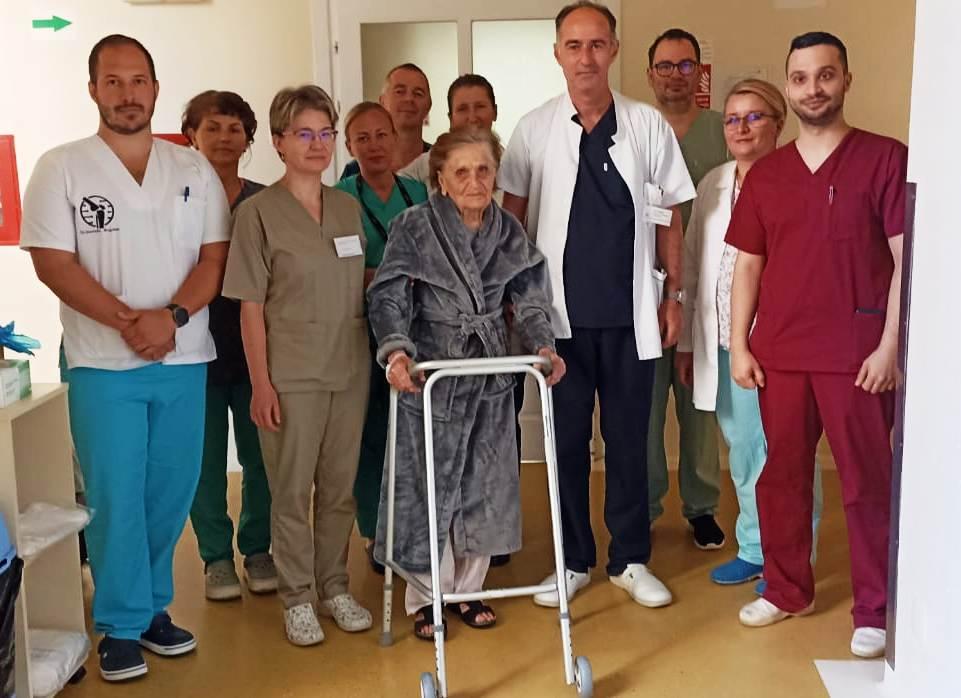 Pacientă în vârstă de 100 de ani, tratată cu succes la Spitalul Clinic Județean de Urgență Cluj, pentru fractură la picior