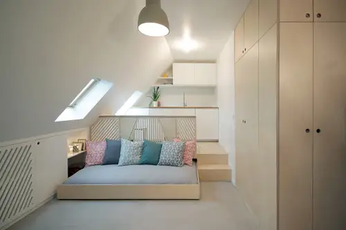 O mansarda de 15 mp transformata intr-un spatiu modern pentru locuit