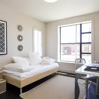 Aranjarea patului pe colt o solutie practica in spatiile mici