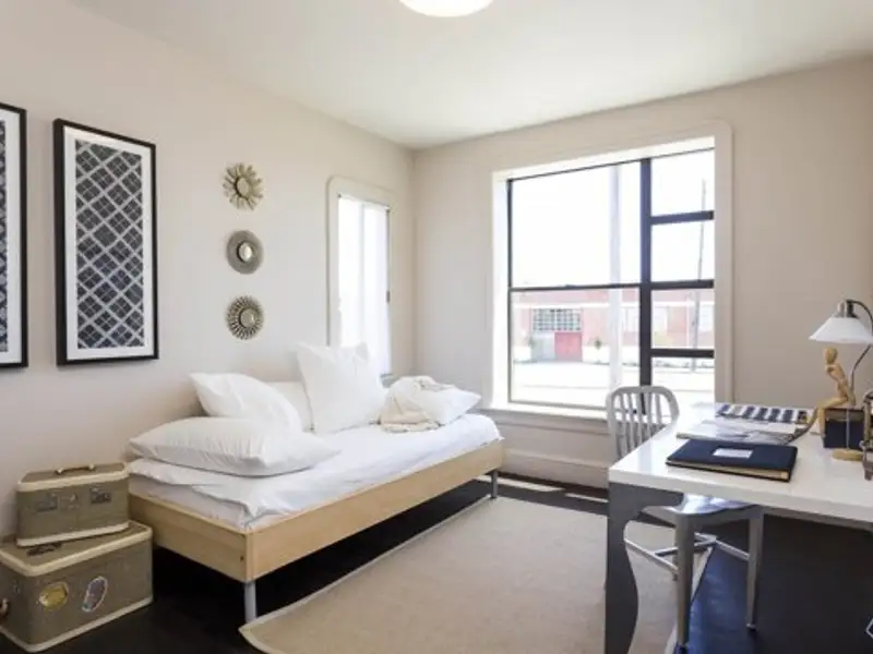 Aranjarea patului pe colt o solutie practica in spatiile mici