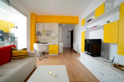 Un studio din Bucuresti plin de culoare, vesel si elegant