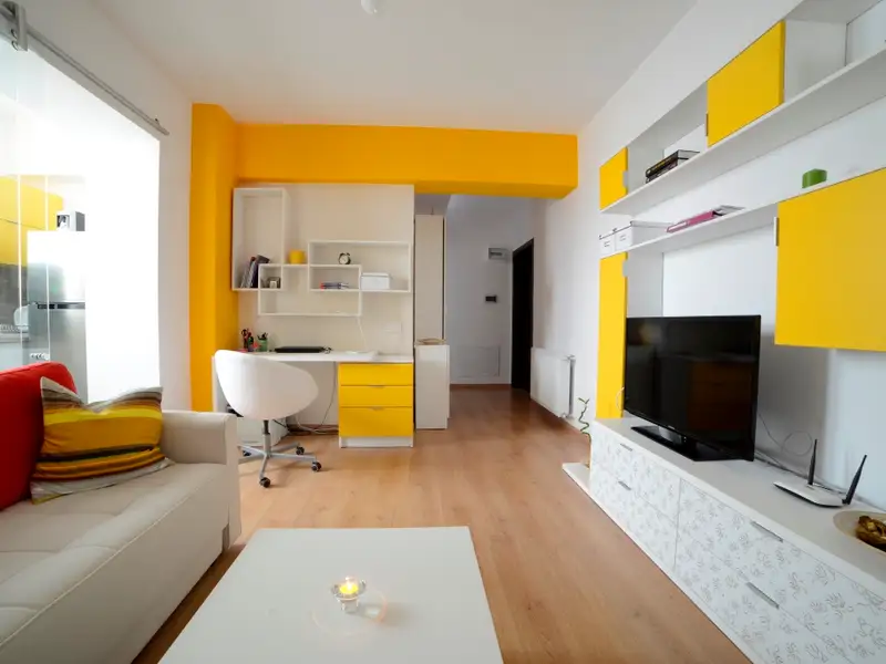 Un studio din Bucuresti plin de culoare, vesel si elegant