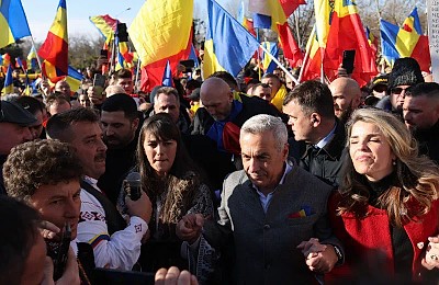 Susținătorii lui Călin Georgescu „invadează” Piața Victoriei. Vor să confiște protestul polițiștilor