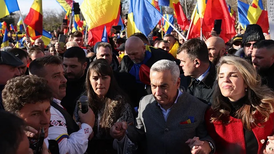 Susținătorii lui Călin Georgescu „invadează” Piața Victoriei. Vor să confiște protestul polițiștilor