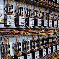 7 întrebări tehnice care îți arată dacă instalația electrică e pregătită pentru echipamente moderne (fără să fii electrician)