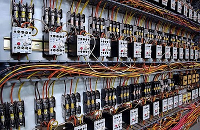 7 întrebări tehnice care îți arată dacă instalația electrică e pregătită pentru echipamente moderne (fără să fii electrician)