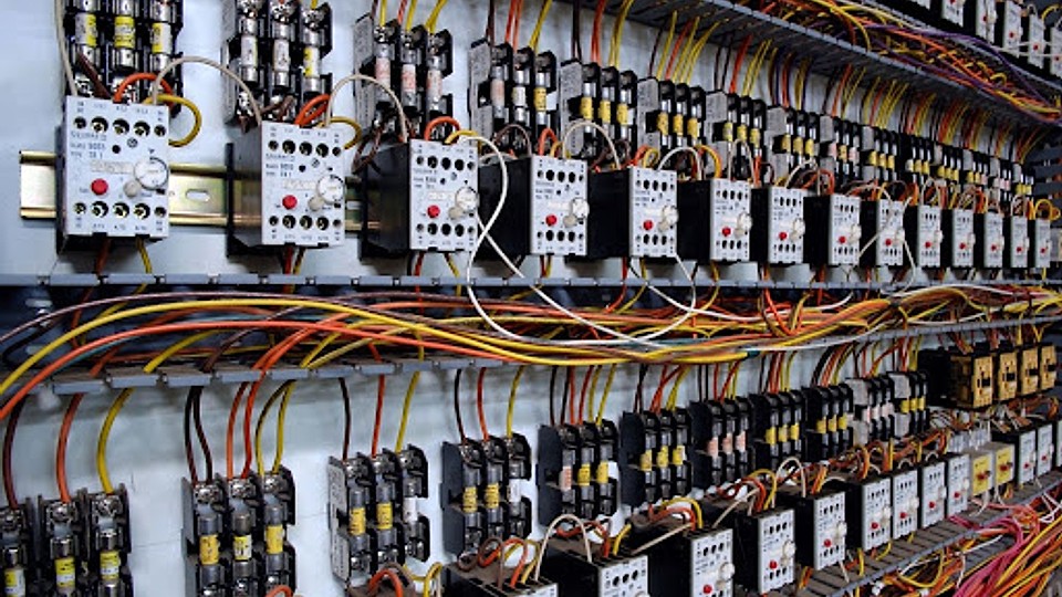 7 întrebări tehnice care îți arată dacă instalația electrică e pregătită pentru echipamente moderne (fără să fii electrician)