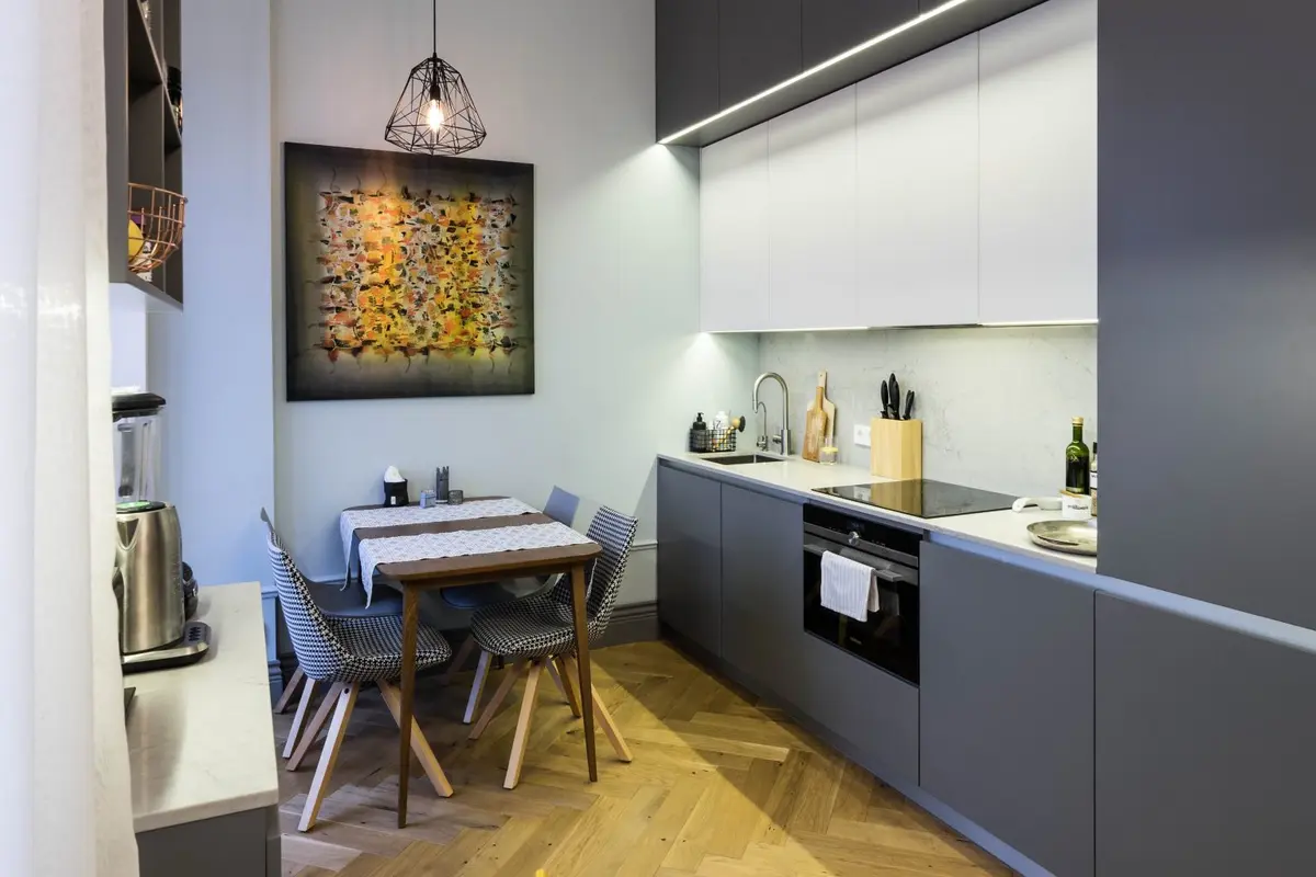 Note masculine intr-un apartament de 2 camere