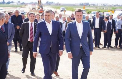 Premierul Marcel Ciolacu a vizitat, luni, şantierul lucrărilor de extindere la patru benzi a DN7 Bâldana – Titu