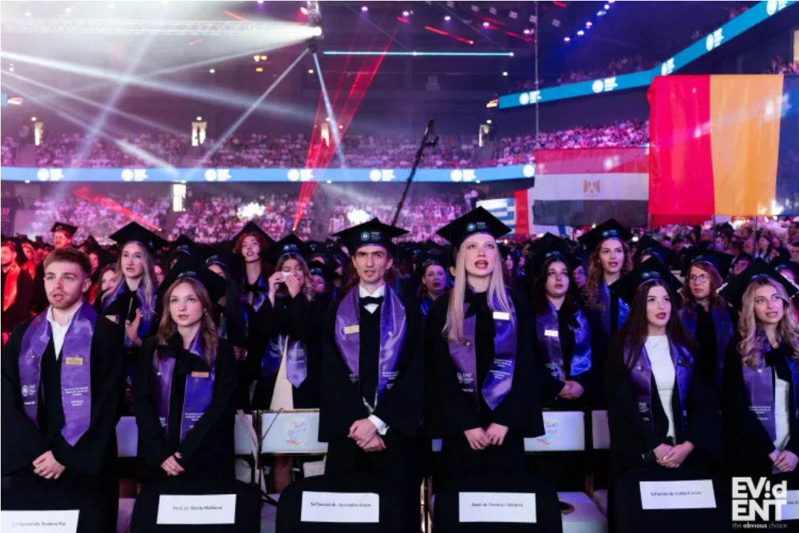 Emoții și bucurie la UMF Cluj! Peste 1.300 de absolvenți au trecut cu succes examenul de licență