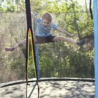 Cele mai potrivite tipuri de trambuline pentru un loc de joacă în curte