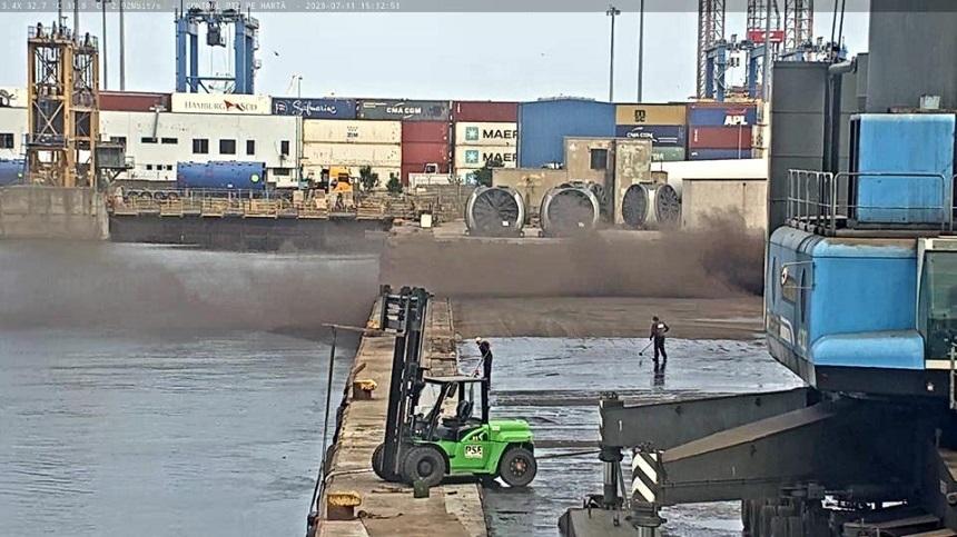 Garda de Mediu Constanţa a amendat un operator portuar cu 20.000 de lei pentru că nu a luat măsuri ca pulberile de cărbune rămase după încarcarea unei nave să nu ajungă în mare FOTO