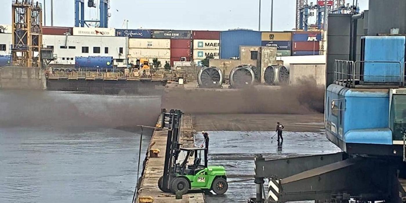 Garda de Mediu Constanţa a amendat un operator portuar cu 20.000 de lei pentru că nu a luat măsuri ca pulberile de cărbune rămase după încarcarea unei nave să nu ajungă în mare FOTO