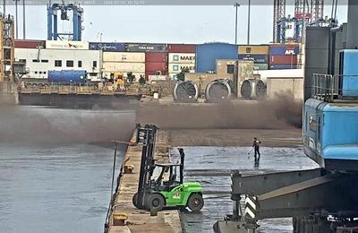 Garda de Mediu Constanţa a amendat un operator portuar cu 20.000 de lei pentru că nu a luat măsuri ca pulberile de cărbune rămase după încarcarea unei nave să nu ajungă în mare FOTO