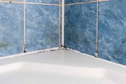 Soluții eficiente pentru eliminarea mucegaiului și a umezelii într-o baie fără geam