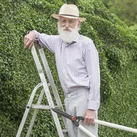 Ce creste acest batran din Anglia in gradina sa este uimitor!