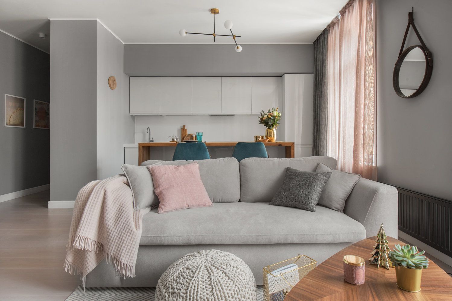 Amenajare moderna in tonuri calde de gri pentru o familie tanara