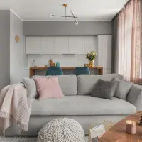 Amenajare moderna in tonuri calde de gri pentru o familie tanara