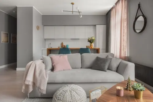 Amenajare moderna in tonuri calde de gri pentru o familie tanara