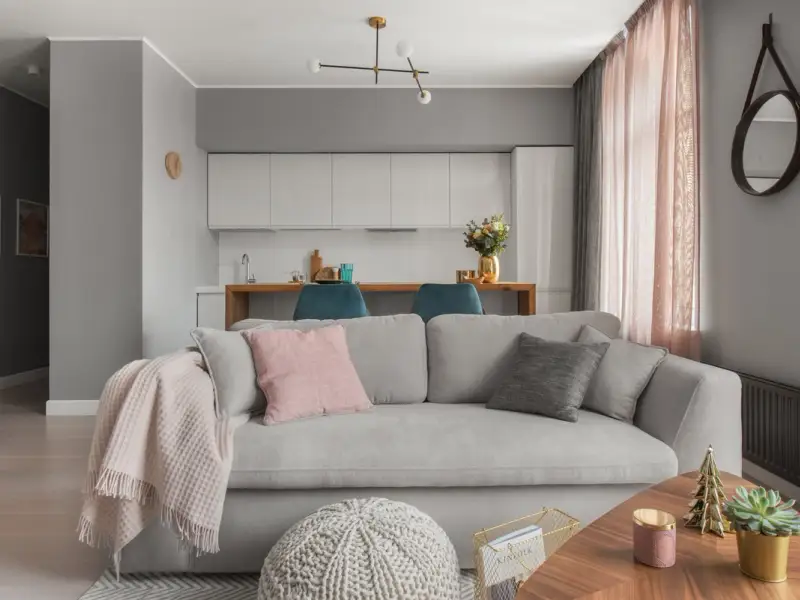 Amenajare moderna in tonuri calde de gri pentru o familie tanara